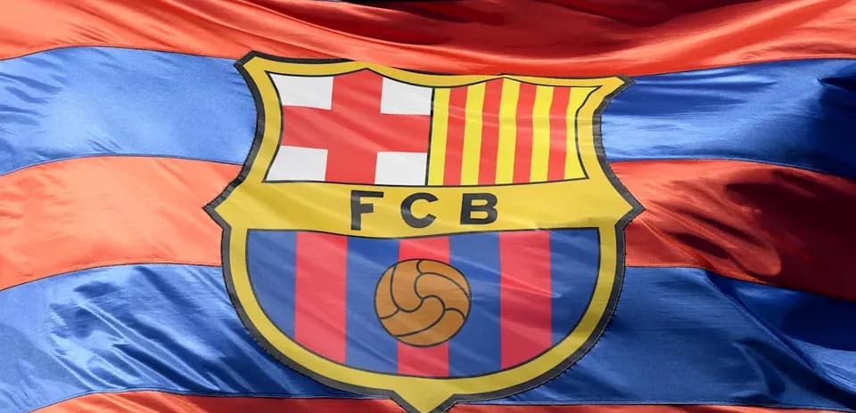 Bandera del FC Barcelona ondeando en el aire