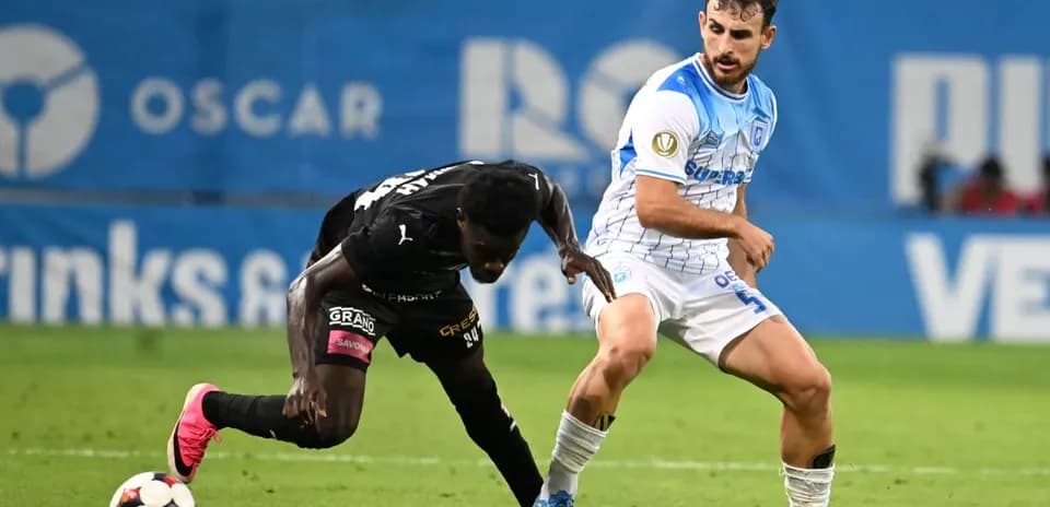Jugadores compitiendo por el balón en el partido