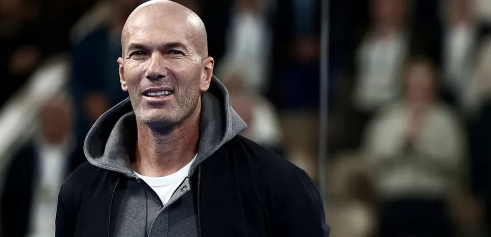 Zinedine Zidane en evento deportivo con público detrás
