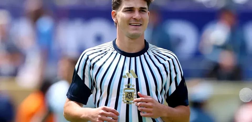 Jugador con camiseta a rayas en el campo de juego