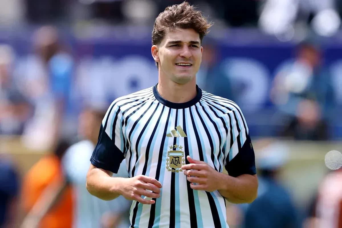 Jugador con camiseta a rayas en el campo de juego