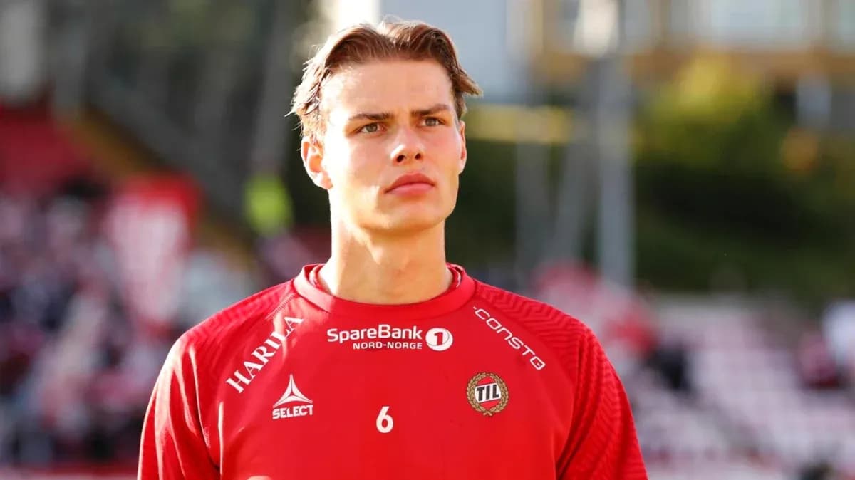 Jugador en uniforme rojo durante calentamiento previo