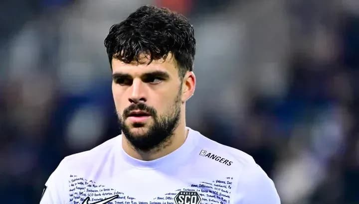 Jugador con camiseta blanca del SCO Angers en el campo