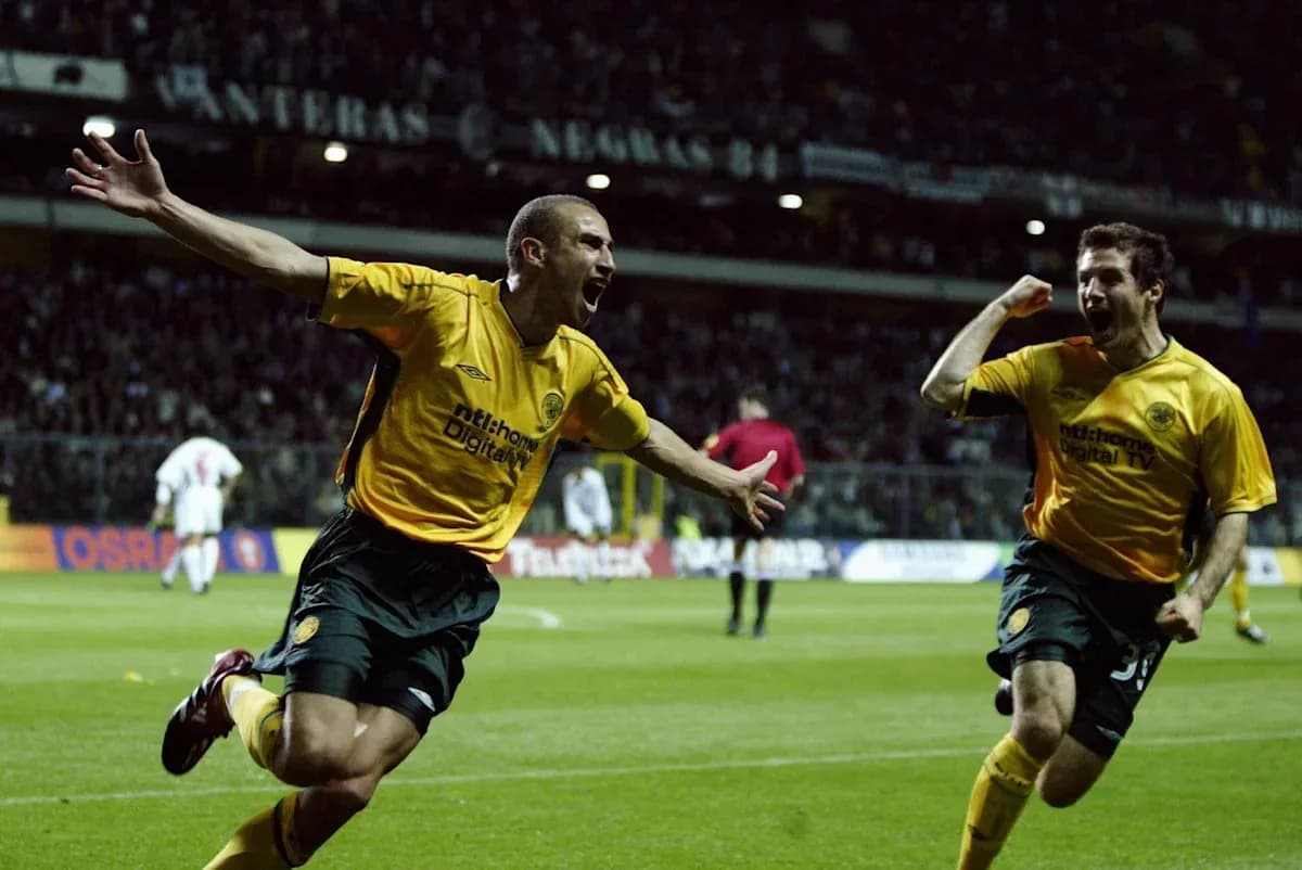 Jugadores celebrando un gol en el campo de fútbol