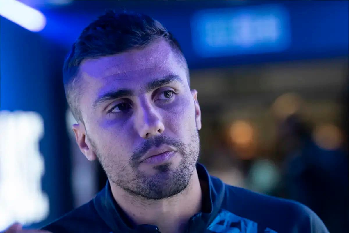 Jugador en un evento con iluminación azul