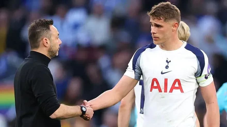 Entrenador y jugador de Tottenham se dan la mano