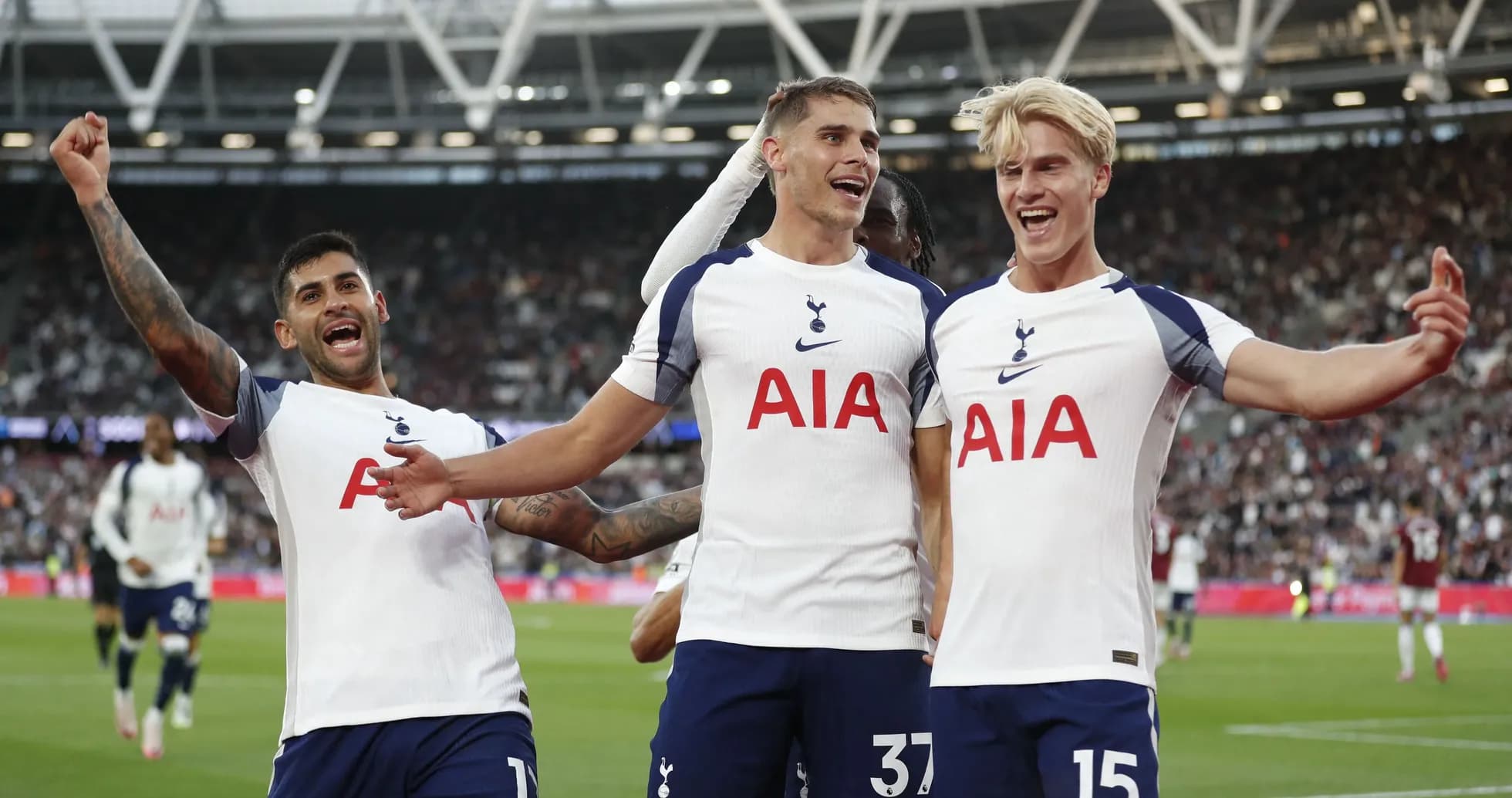 Jugadores de Tottenham celebrando un gol en el campo