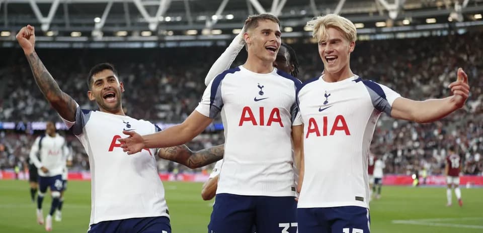 Jugadores de Tottenham celebrando un gol en el campo