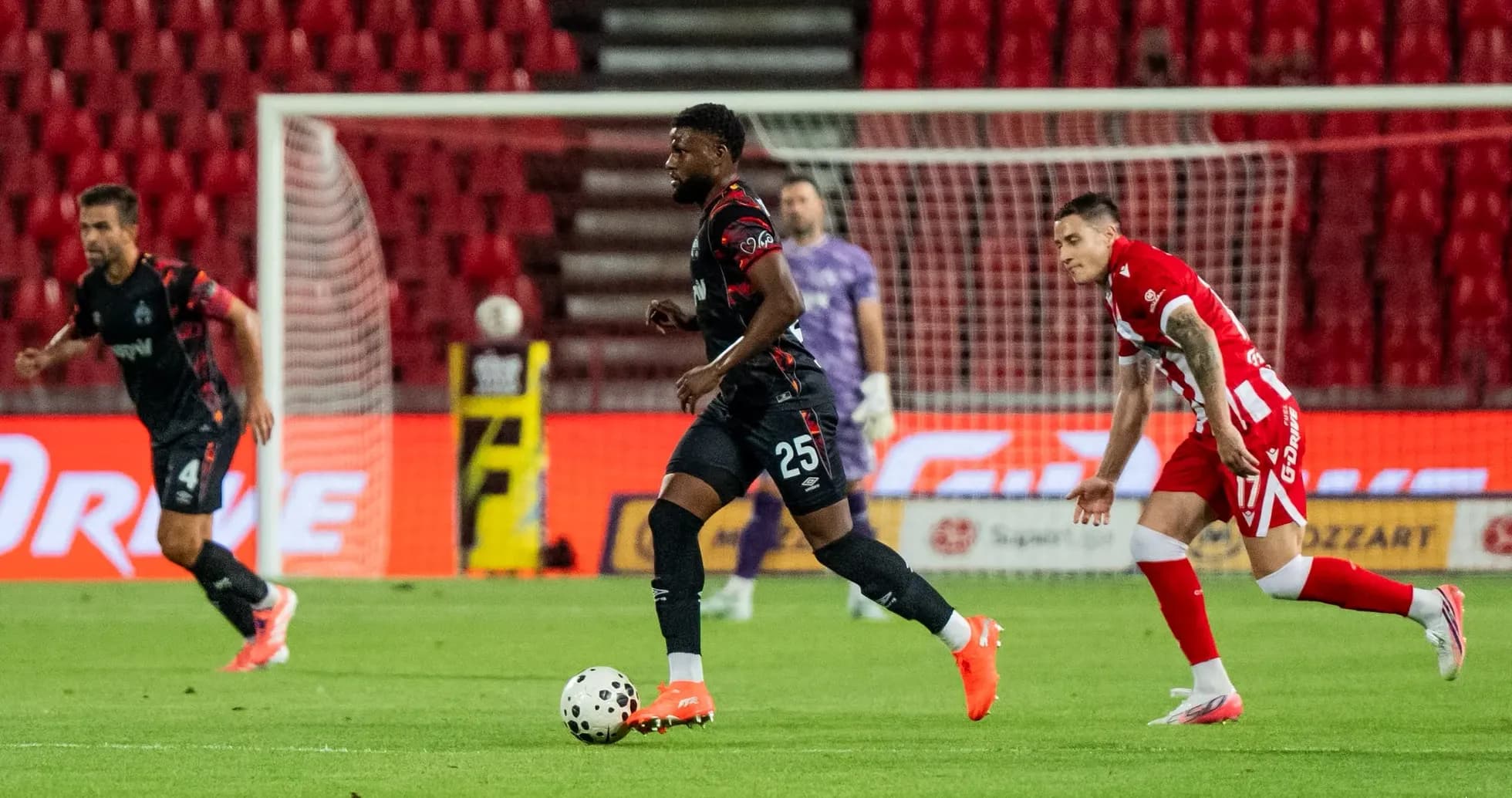 Jugador corriendo con el balón en el partido