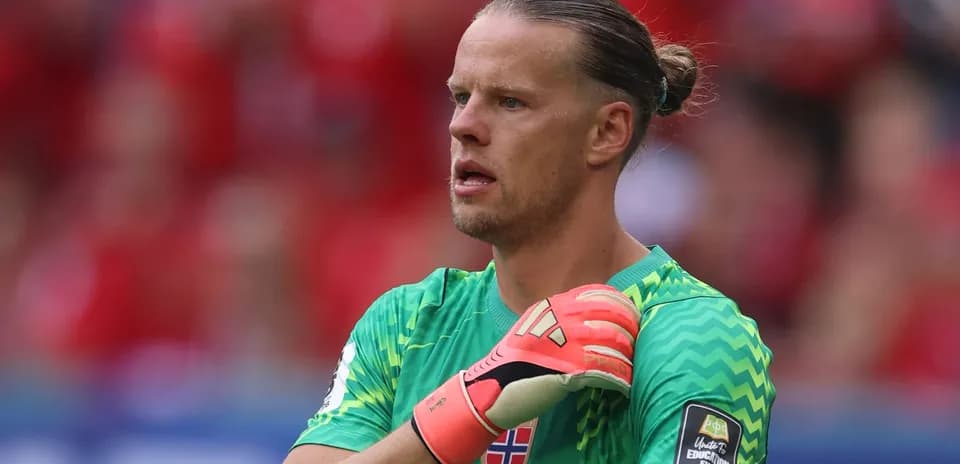 Portero con guantes en campo de fútbol