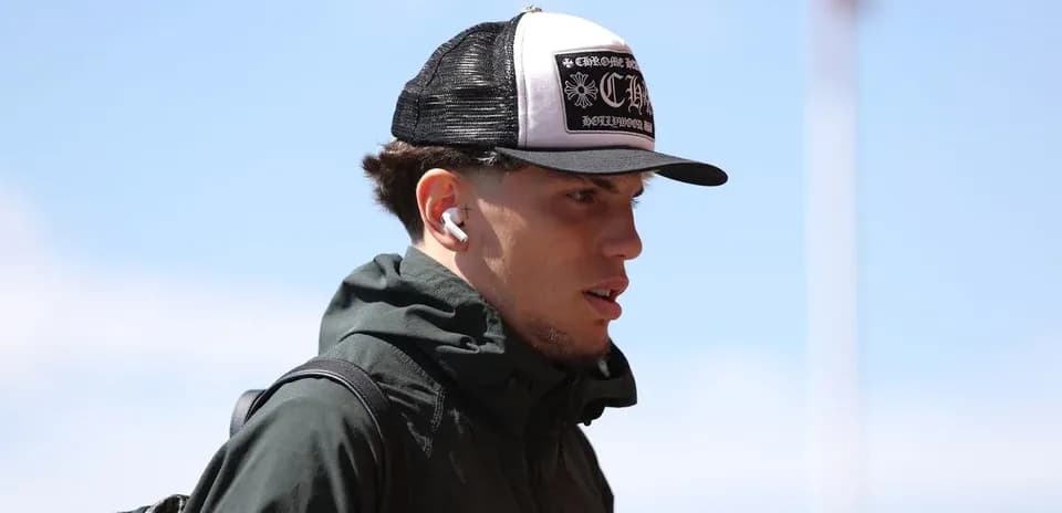 Jugador con gorra y auriculares en llegada