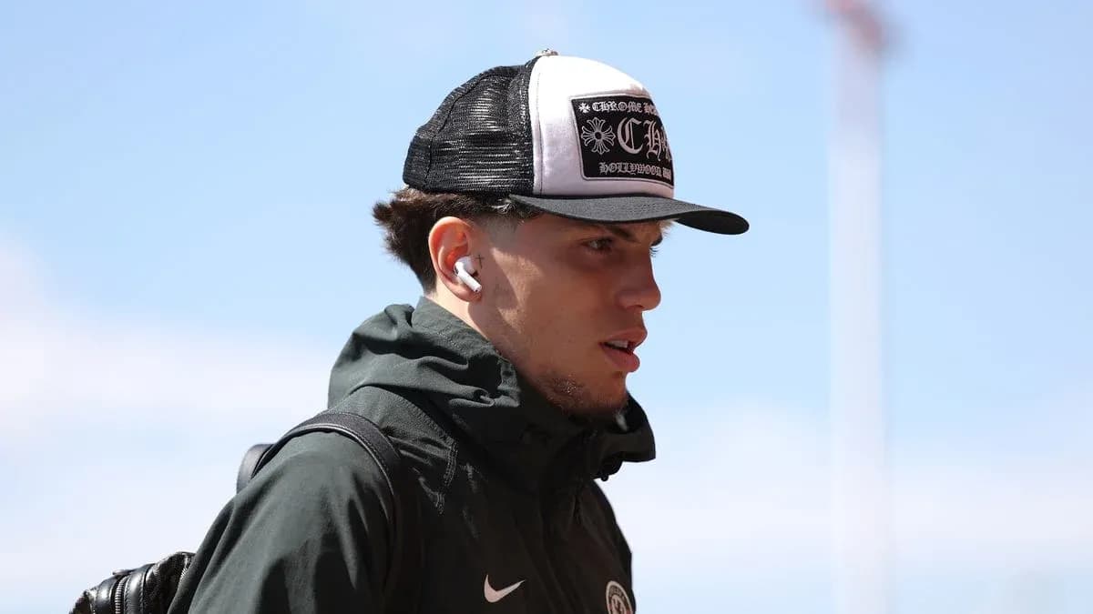 Jugador con gorra y auriculares en llegada