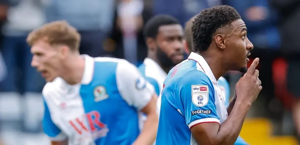Jugador de Blackburn Rovers celebrando un gol en el campo