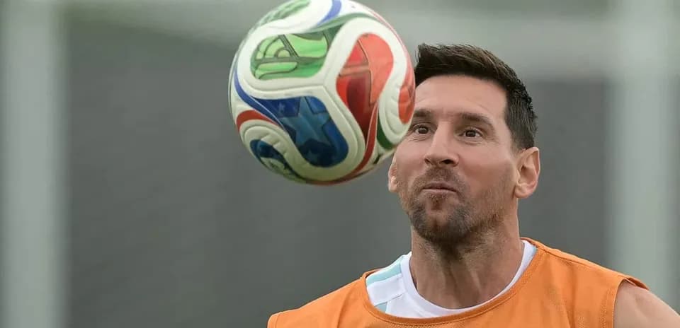 Jugador controlando el balón durante el entrenamiento