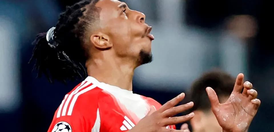Jugador celebrando durante un partido de fútbol