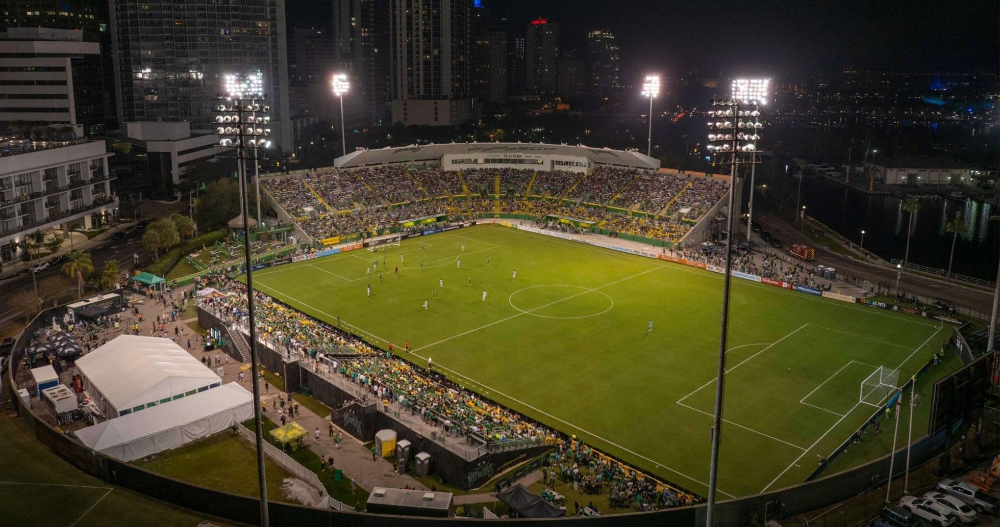 Estadio lleno durante partido de fútbol