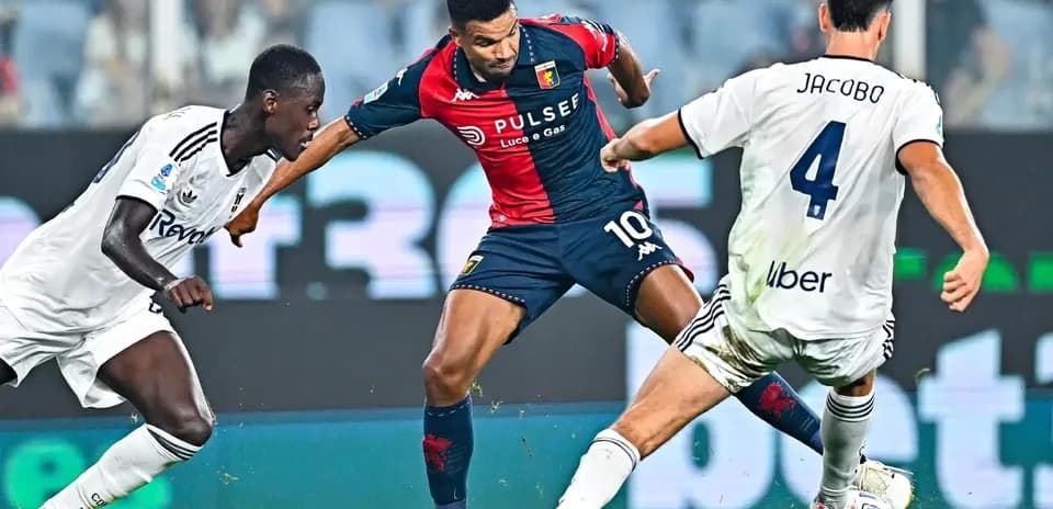 Jugadores de Genoa y Como en acción