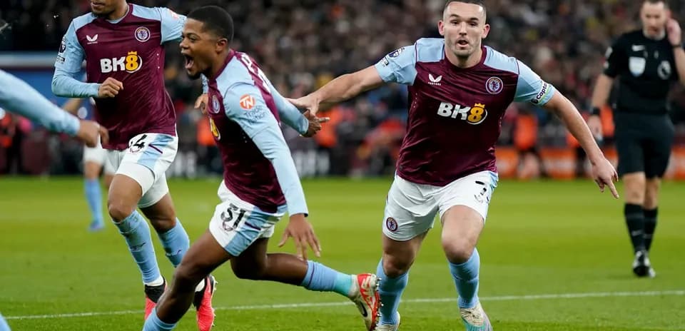Jugadores de Aston Villa celebrando un gol