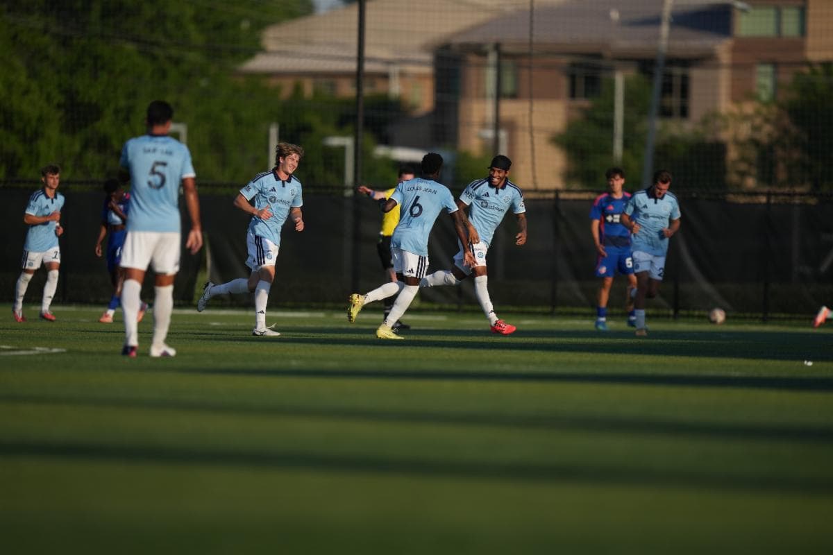 Jugadores de FC Cincinnati II celebrando un gol