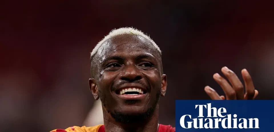 Jugador sonriendo después del partido en el estadio