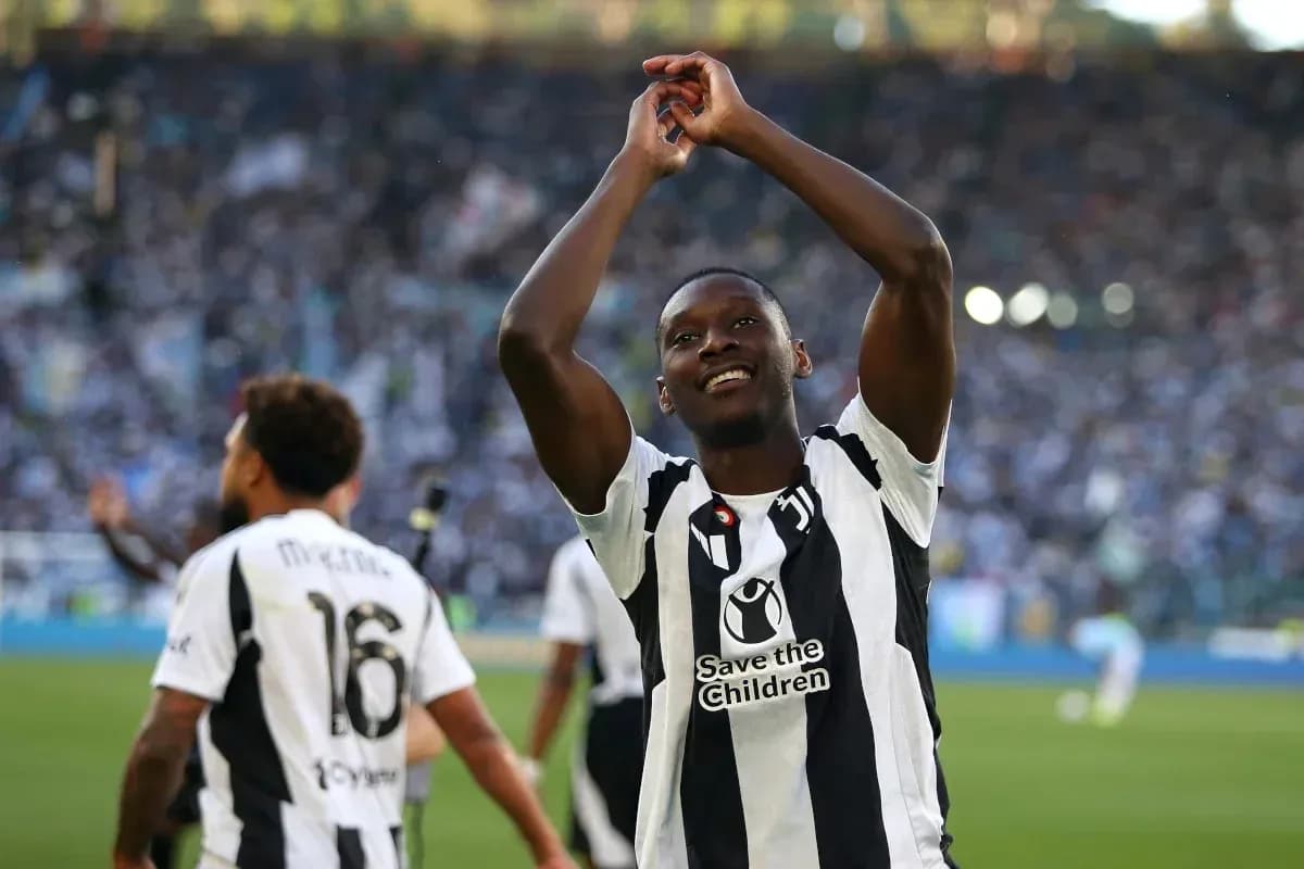 Jugador aplaudiendo a la afición tras el partido