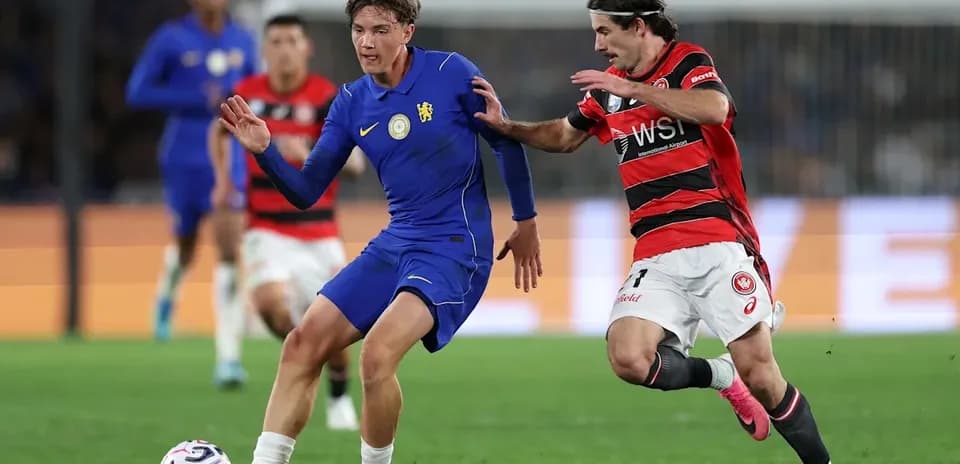 Jugador azul driblando mientras es seguido por rival