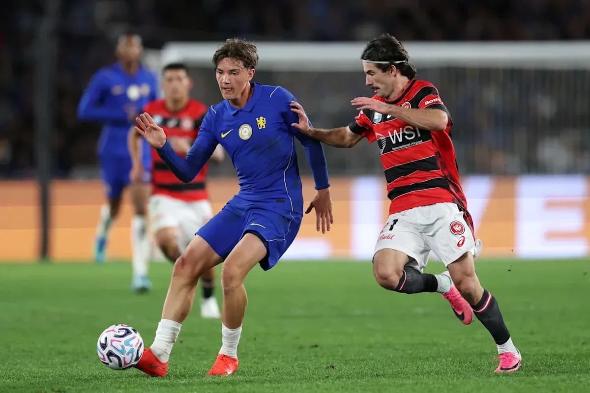 Jugador azul driblando mientras es seguido por rival