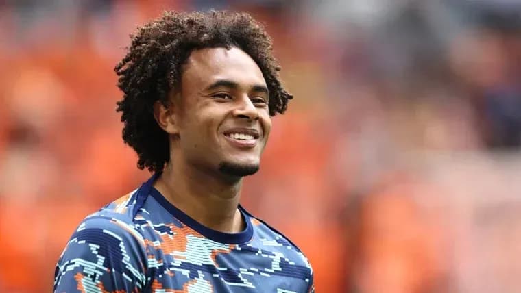 Jugador sonriendo en el calentamiento previo al partido