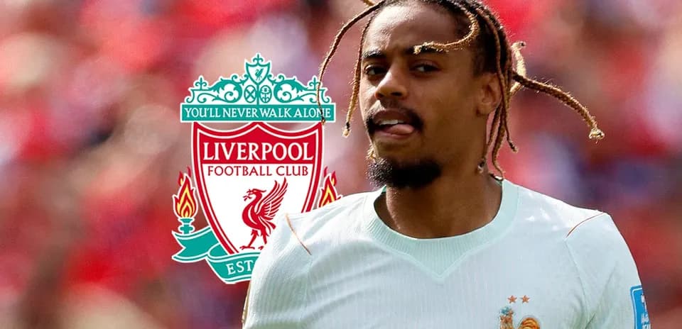Jugador corriendo con el logo de Liverpool de fondo