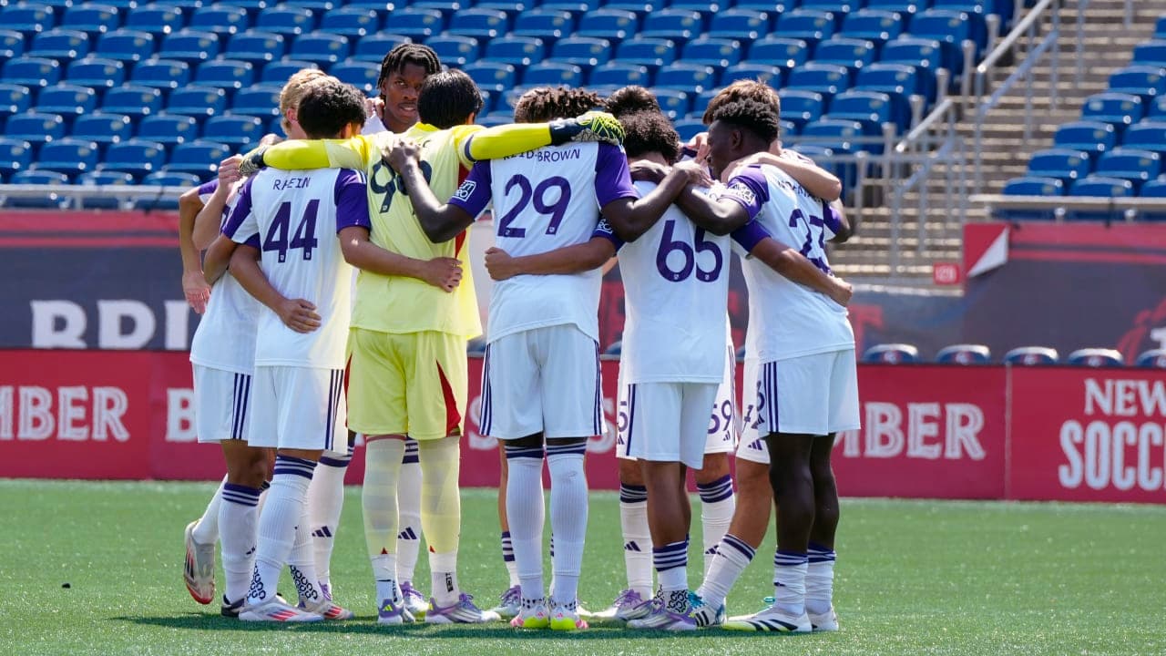 Equipo de Orlando City II en círculo antes del partido