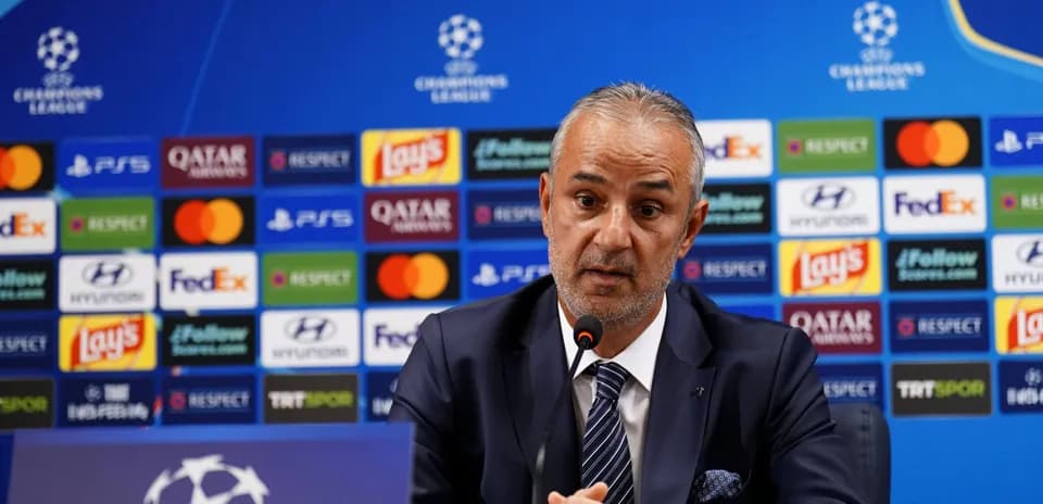 Entrenador hablando en conferencia de prensa de Champions League