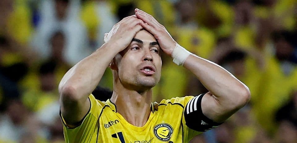 Jugador con camiseta amarilla mostrando frustración en el campo