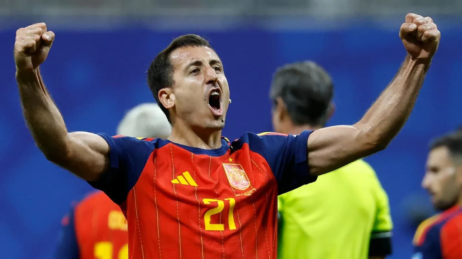 Jugador español celebrando una victoria en el campo