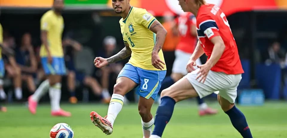 Jugador de Brasil pasando el balón durante el partido