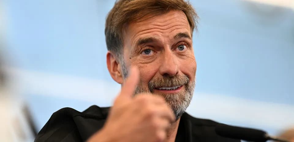Entrenador mostrando el pulgar hacia arriba en conferencia