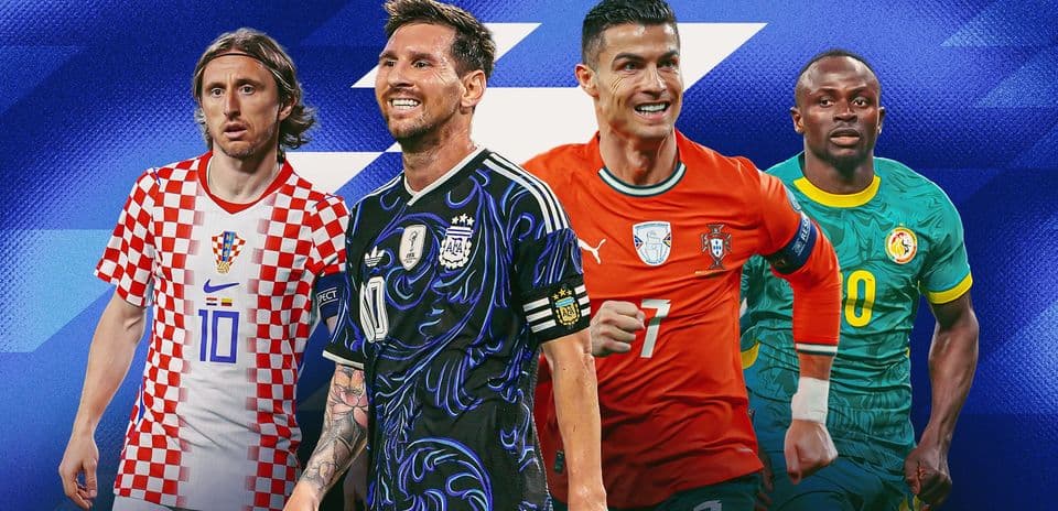 Cuatro futbolistas destacados en fondo azul