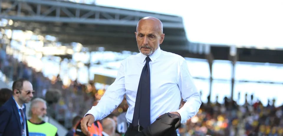 Entrenador caminando por el campo durante el partido