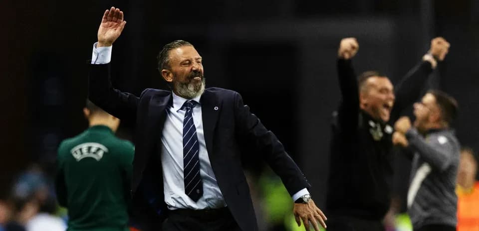 Entrenador celebrando un gol con entusiasmo
