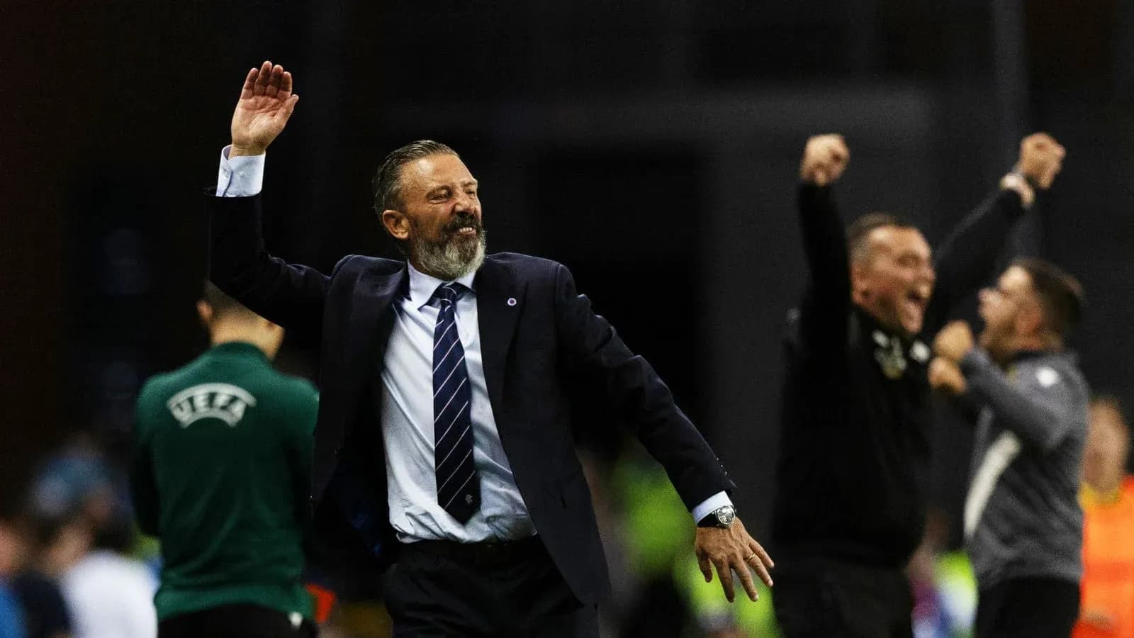 Entrenador celebrando un gol con entusiasmo
