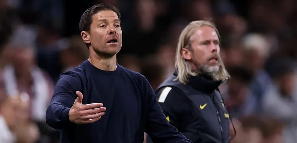 Entrenador dirigiendo desde la línea de banda