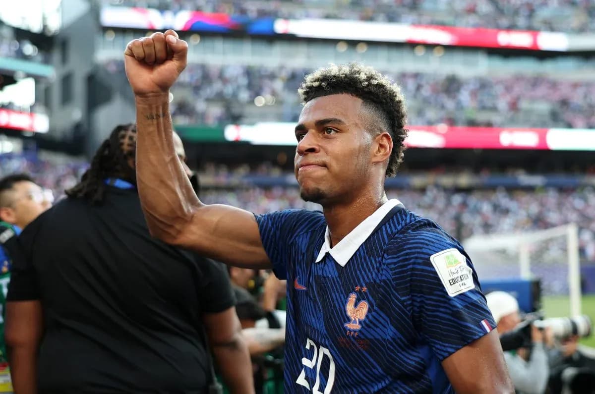 Jugador de Francia levantando el puño en celebración