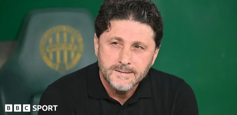 Entrenador en el banquillo durante un partido