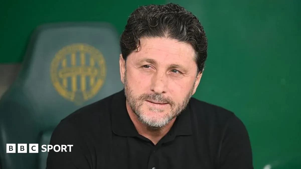 Entrenador en el banquillo durante un partido