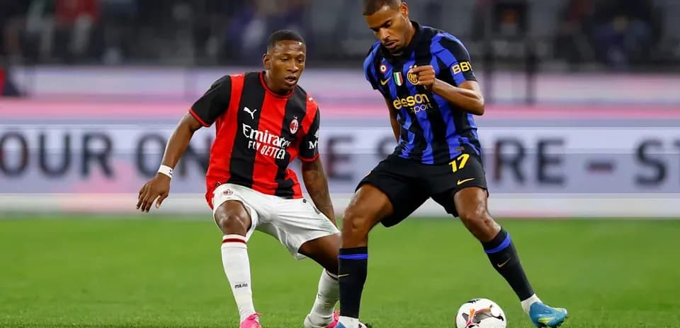 Jugadores de AC Milan e Inter de Milán luchando por el balón