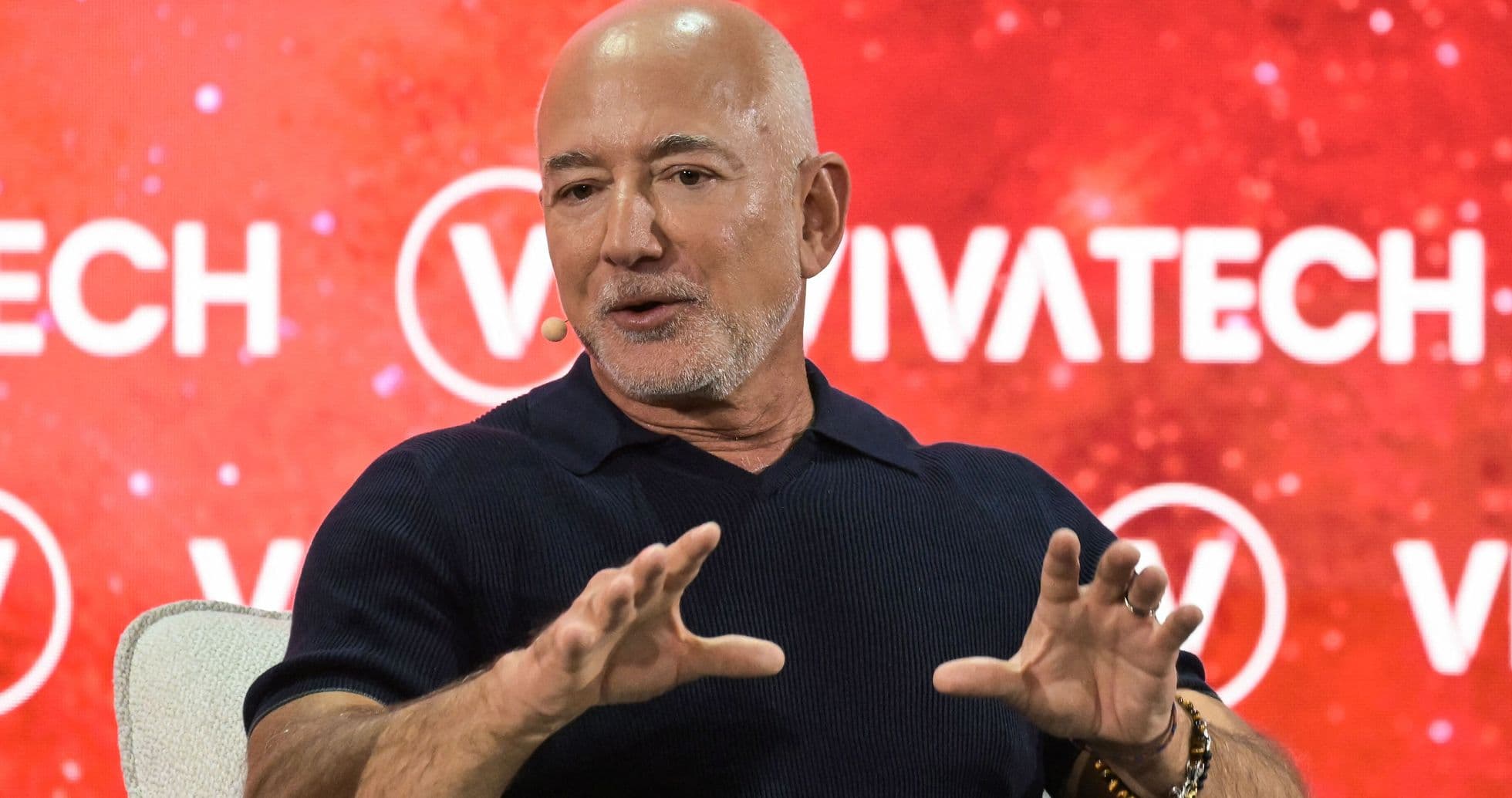 Grupo de seguidores de Liverpool exige respuestas sobre posible inversión de Jeff Bezos