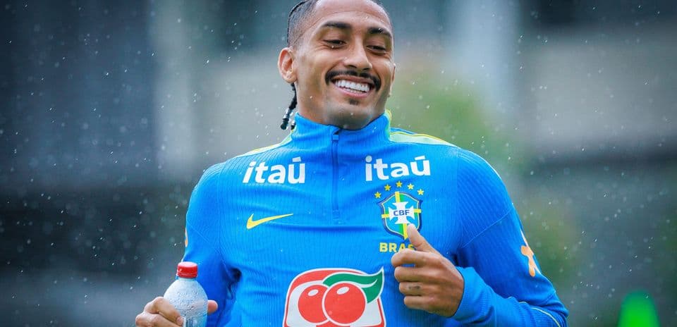 Raphinha recibe la histórica camiseta número 10 de Brasil para los amistosos contra Australia e India