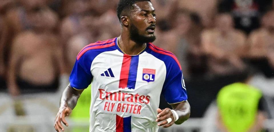 Ainsley Maitland-Niles regresa a la Premier League con Everton tras fichar desde Lyon