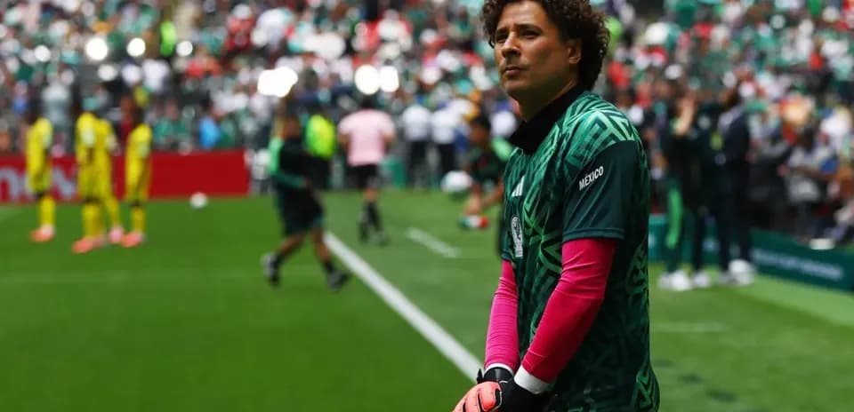 Por qué Guillermo Ochoa no juega esta noche con México y la historia que está haciendo en el Mundial