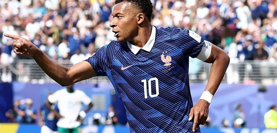 Kylian Mbappé supera récord de Ronaldo tras doblete en victoria de Francia ante Suecia