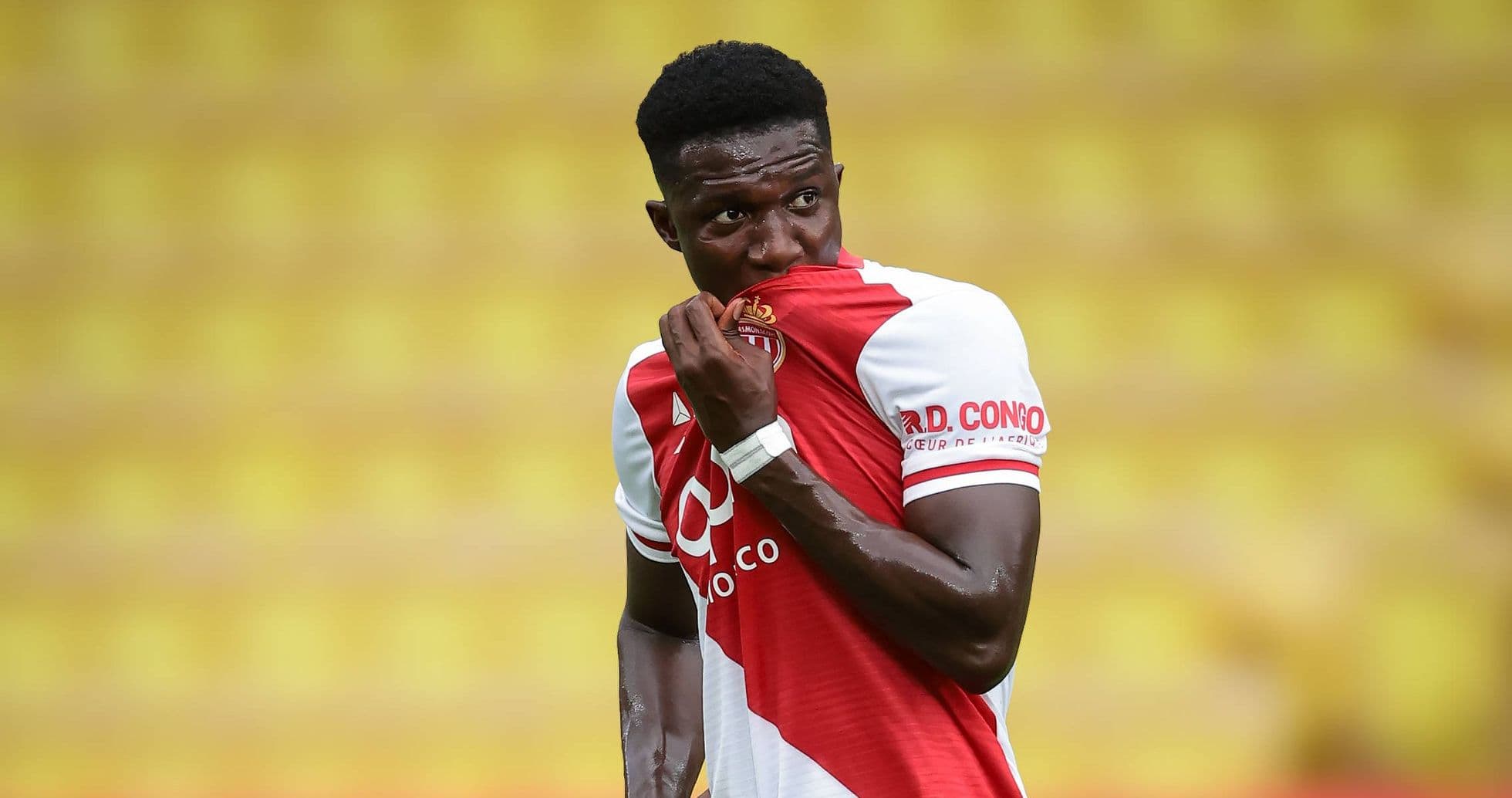 Chelsea enfurece tras la cancelación del fichaje de Lamine Camara por Mónaco en un giro inesperado del último día